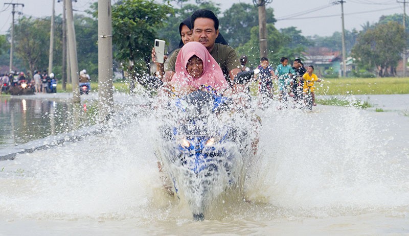 Dampak Sungai Citarum Meluap, 236 Rumah di Karawang Terendam Banjir - Bagian 3