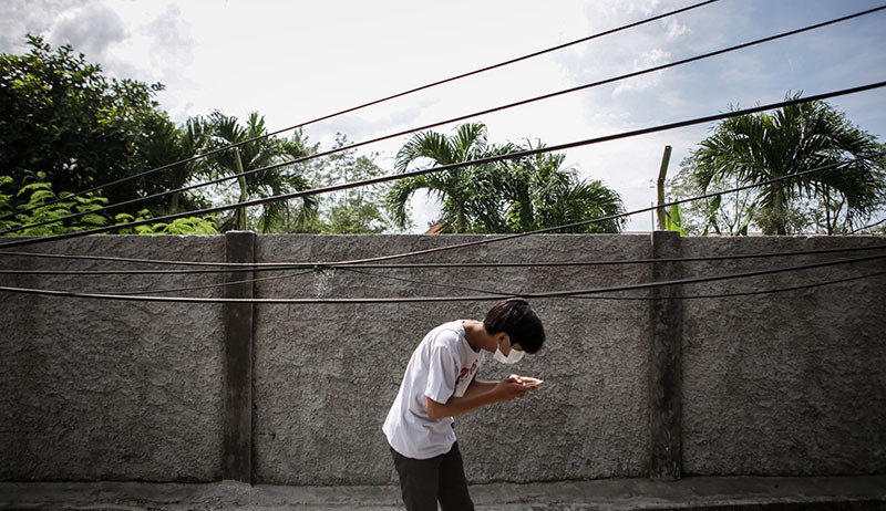 Kabel Menjuntai di Trotoar Membahayakan Pejalan Kaki - Bagian 2