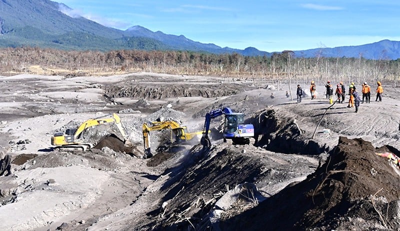 Suasana Pencarian Korban Letusan Gunung Semeru Hari Ini, 9 Warga Belum Ditemukan - Bagian 4