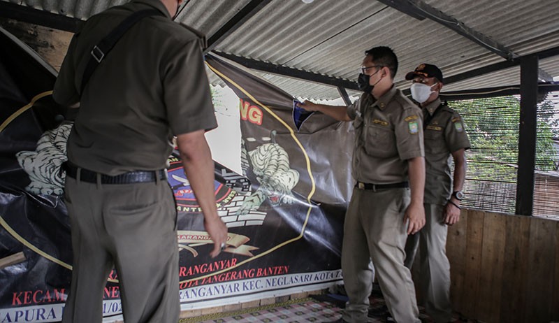 Bangunan dan Atribut Ormas Dibongkar Petugas Gabungan di Kota Tangerang - Bagian 2