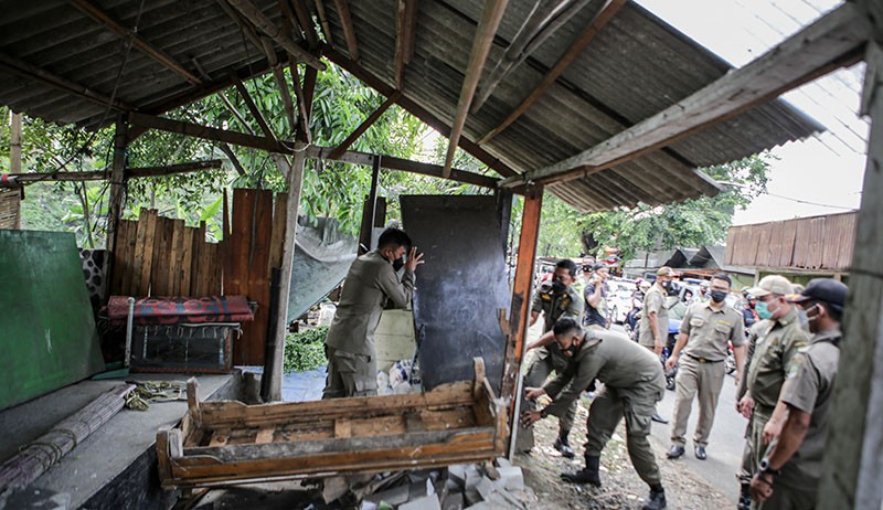 Bangunan dan Atribut Ormas Dibongkar Petugas Gabungan di Kota Tangerang - Bagian 1