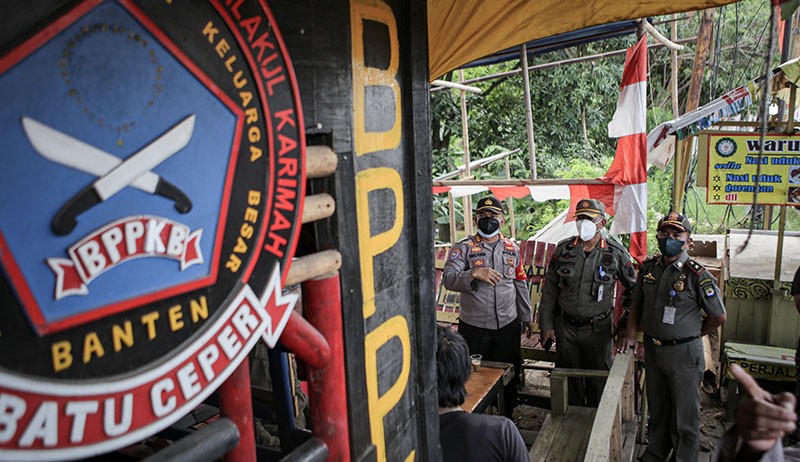 Bangunan dan Atribut Ormas Dibongkar Petugas Gabungan di Kota Tangerang - Bagian 3