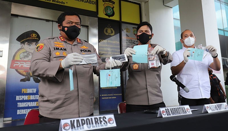 Tampang Artis Bobby Joseph Pakai Baju Tahanan karena Kasus Narkoba - Bagian 4