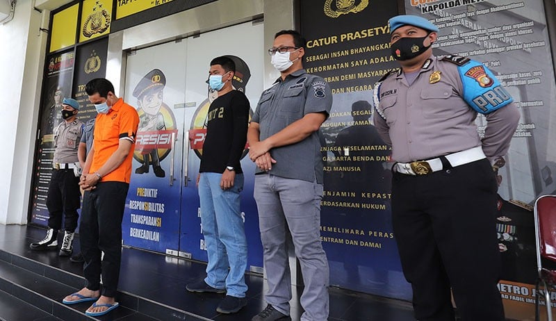 Tampang Artis Bobby Joseph Pakai Baju Tahanan karena Kasus Narkoba - Bagian 3