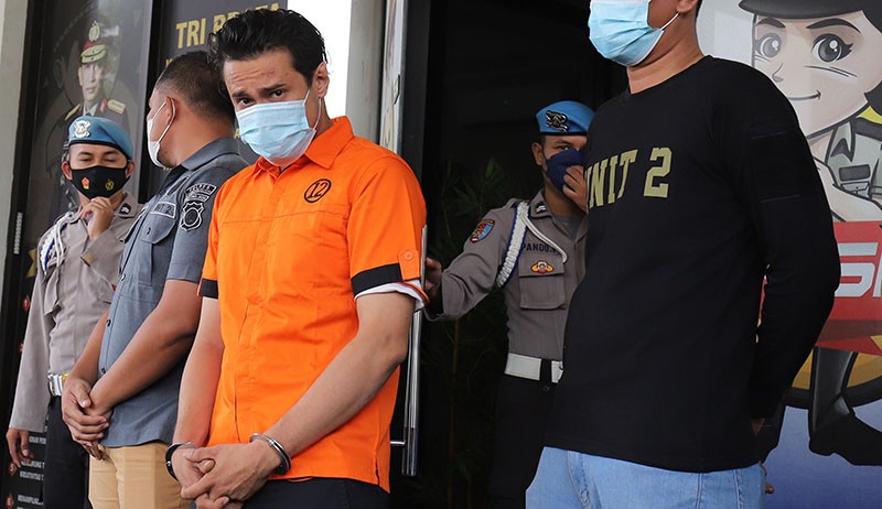 Tampang Artis Bobby Joseph Pakai Baju Tahanan karena Kasus Narkoba - Bagian 1