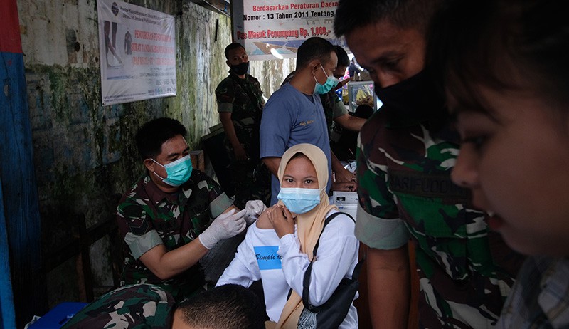 Aparat Gabungan TNI Polri Sidak Penumpang yang Belum Vaksin Covid-19 - Bagian 4