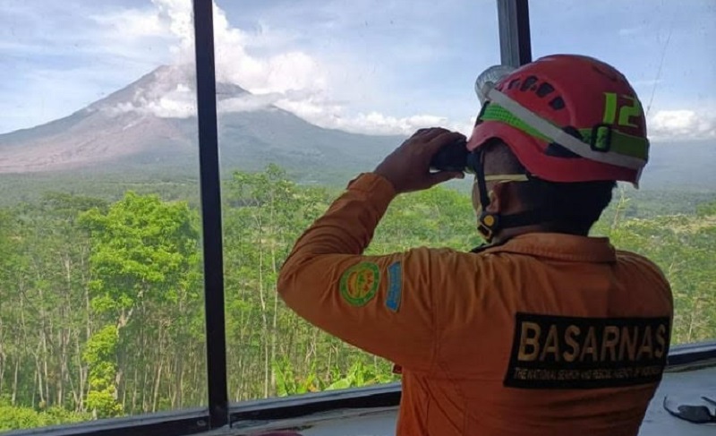 Awan Gelap Selimuti Puncak Semeru, Operasi Pencarian Korban Dihentikan Sementara 