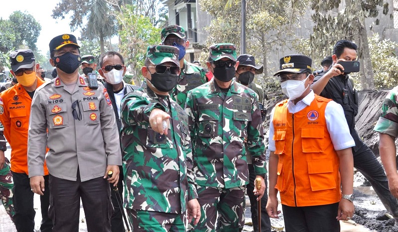 KSAD Jenderal Dudung Abdurachman Pantau Lokasi Terdampak Erupsi Gunung Semeru 