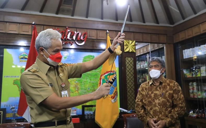 Ganjar Dapat Keris Luk 9 dari Tokoh Budaya Solo, Ini Filosofinya