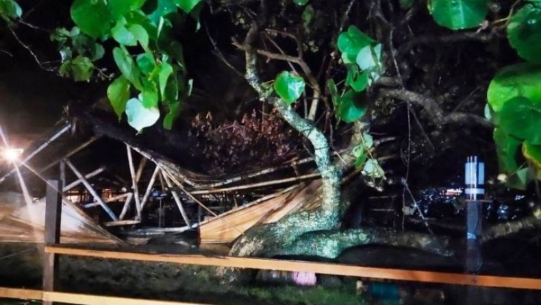 Diterjang Angin, Kafe di Pantai Wisata Meulaboh Ambruk