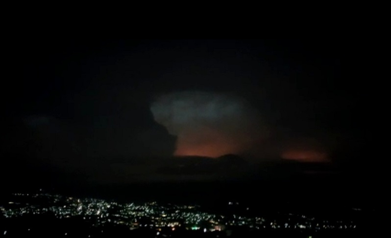   Kilat dan Kepulan Asap Merah Muncul di Atas Gunung Arjuno, Bikin Warga Deg-degan