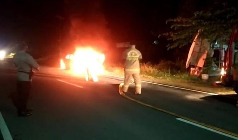 Mobil Sedan Berpenumpang 3 Perempuan Terbakar di Jalan Pansela Kebumen