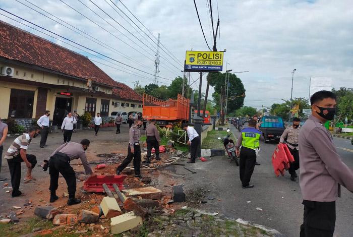 Rem Blong, Truk Fuso Tabrak Pagar Polsek Sentolo hingga Hancur