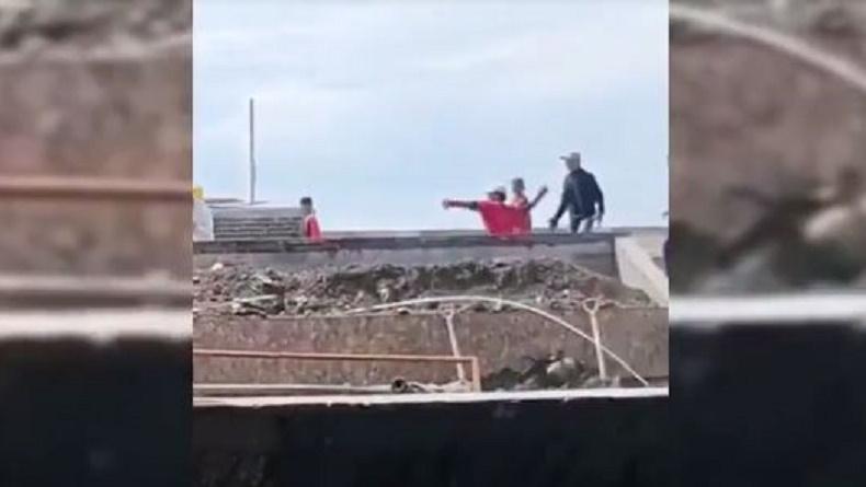 Heboh Aksi Tawuran Kuli Bangunan Rebutan Air, Saling Lempar Batu hingga Kayu