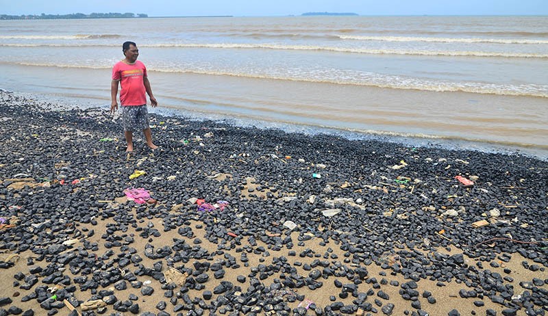 Penampakan Pantai Sekembu Jepara Tercemar Tumpukan Batu Bara - Bagian 2