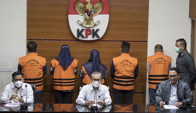 Deretan 15 Anggota DPRD Muara Enim Kompak Pakai Baju Tahanan KPK - Bagian 4