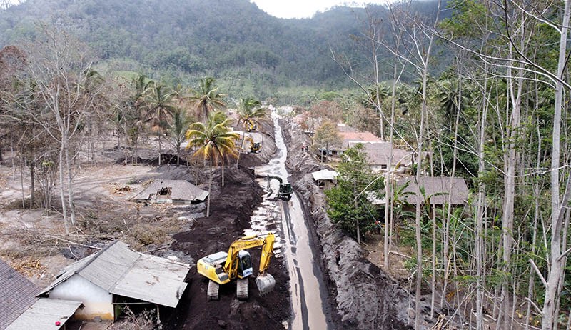 Tertutup lahar hujan, Akses Jalan Nasional Lumajang-Malang Mulai Dibersihkan  - Bagian 3