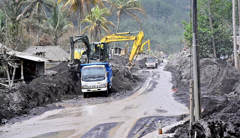 Tertutup lahar hujan, Akses Jalan Nasional Lumajang-Malang Mulai Dibersihkan  - Bagian 2