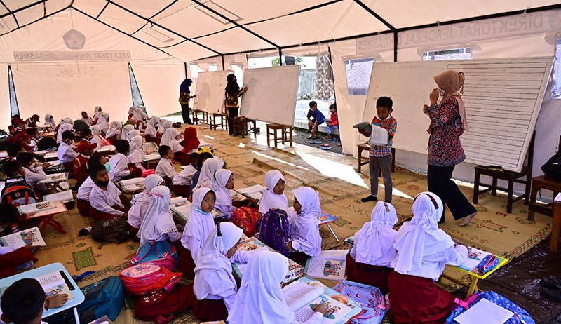 Sekolah Jadi Pengungsian, Anak Korban Gunung Semeru Belajar di Tenda Darurat - Bagian 2