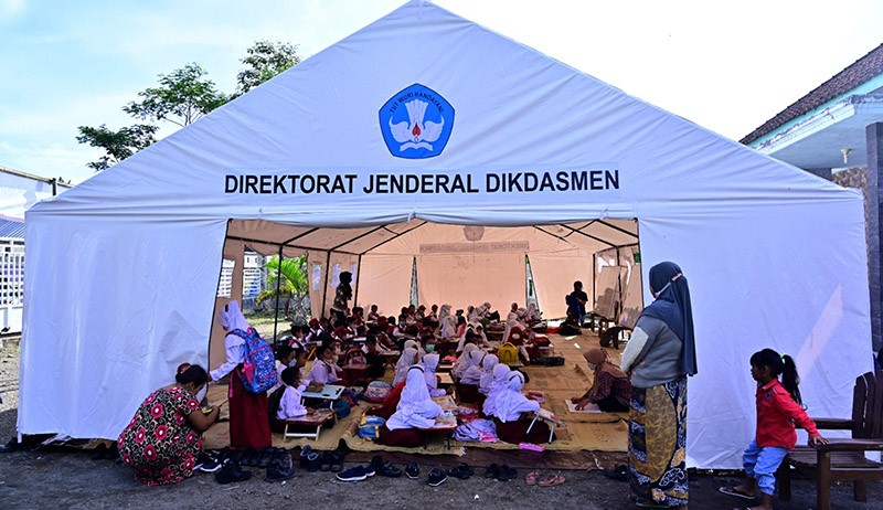 Sekolah Jadi Pengungsian, Anak Korban Gunung Semeru Belajar di Tenda Darurat - Bagian 1