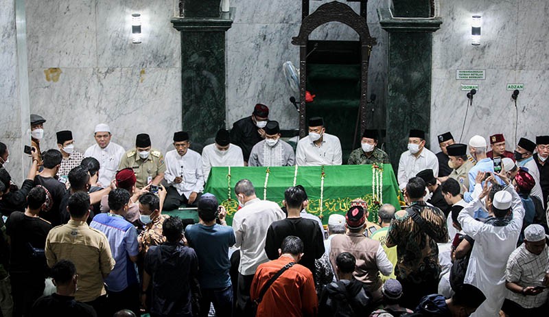 Gubernur Anies dan Wagub Riza Ikut Salat Jenazah Haji Lulung - Bagian 3
