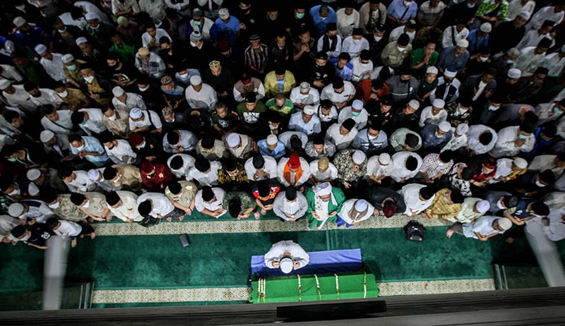 Gubernur Anies dan Wagub Riza Ikut Salat Jenazah Haji Lulung - Bagian 1