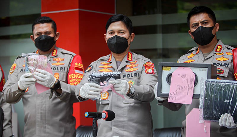 Begini Wajah Lebam Perampok usai Tepergok Beraksi di Toko Gadai Jagakarsa  - Bagian 3