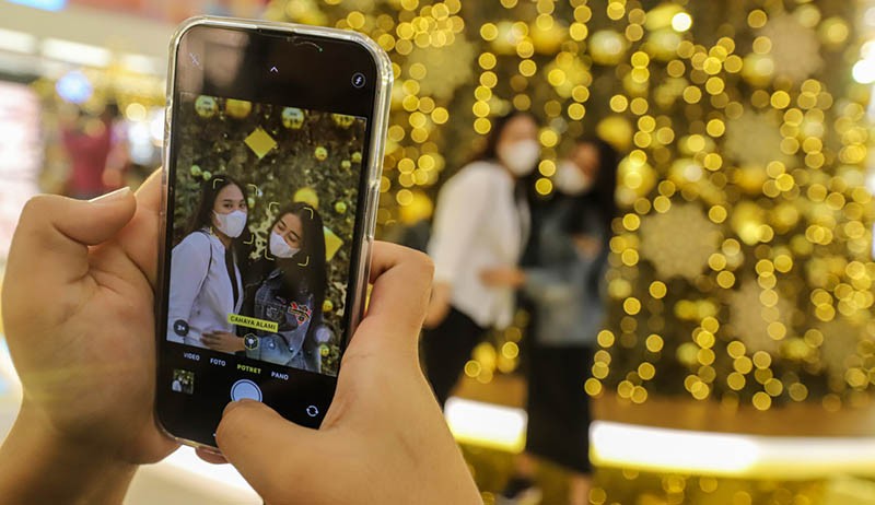 Pusat Perbelanjaan Ini Pajang Pohon Natal Raksasa Setinggi 18 Meter - Bagian 4