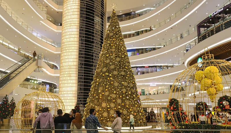 Pusat Perbelanjaan Ini Pajang Pohon Natal Raksasa Setinggi 18 Meter - Bagian 1