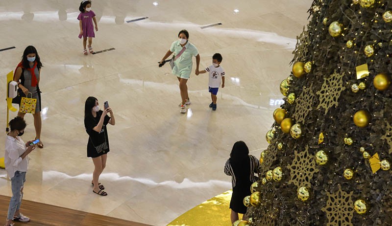 Pusat Perbelanjaan Ini Pajang Pohon Natal Raksasa Setinggi 18 Meter - Bagian 3