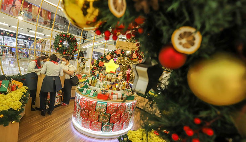 Pusat Perbelanjaan Ini Pajang Pohon Natal Raksasa Setinggi 18 Meter - Bagian 2