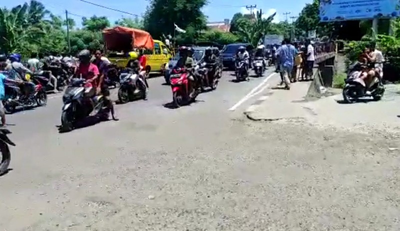 Panik Gempa Magnitudo 7,5 Guncang Larantuka, Warga Berhamburan ke Jalan - Bagian 4