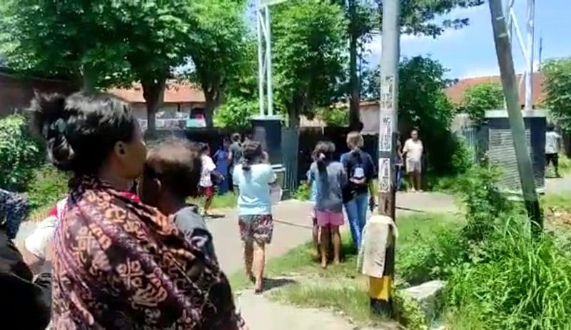 Panik Gempa Magnitudo 7,5 Guncang Larantuka, Warga Berhamburan ke Jalan - Bagian 2