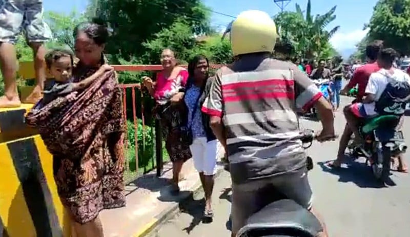 Panik Gempa Magnitudo 7,5 Guncang Larantuka, Warga Berhamburan ke Jalan - Bagian 1
