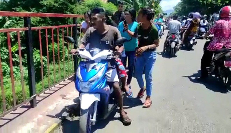 Panik Gempa Magnitudo 7,5 Guncang Larantuka, Warga Berhamburan ke Jalan - Bagian 3