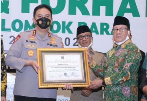 Dekat dengan Aktivis, Kapolda NTB M Iqbal Dapat Penghargaan dari KAHMI