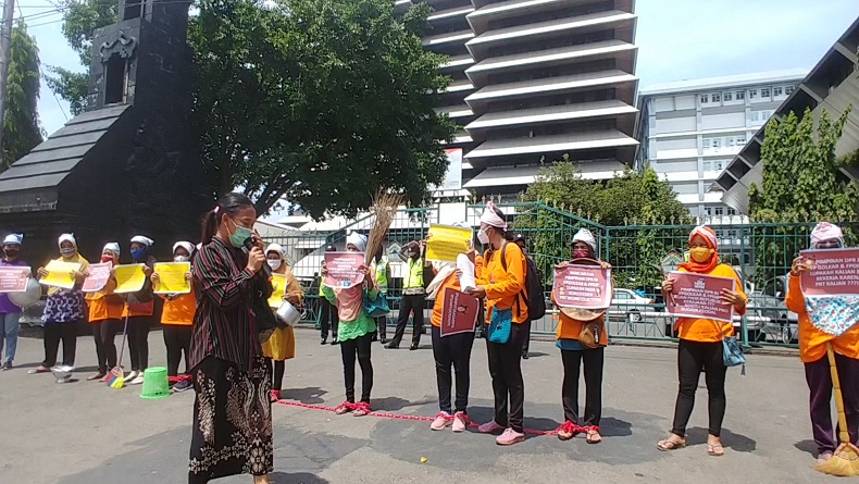 ART Demo Ikat Kaki di Depan Kantor Gubernur Jateng, Ini yang Disuarakan  