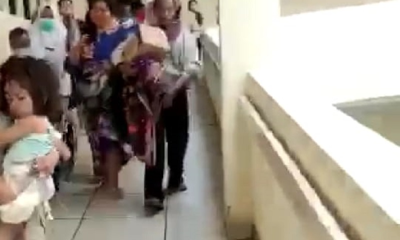 title Gempa M 7,5 Larantuka NTT, Pasien dan Pengunjung RS Bantaeng Lari Ketakutan Gempa M 7,5 Larantuka NTT, Pasien dan Pengunjung RS Bantaeng Lari Ketakutan