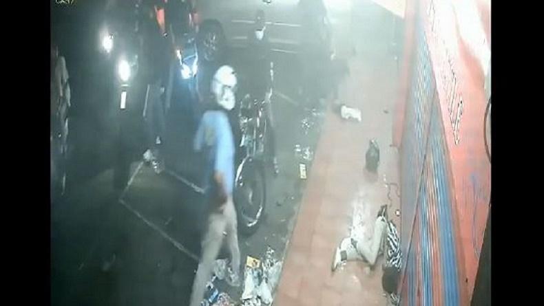 Terekam CCTV Aksi Brutal Geng Motor Pukuli 2 Remaja Sedang Selfie di Bandarlampung