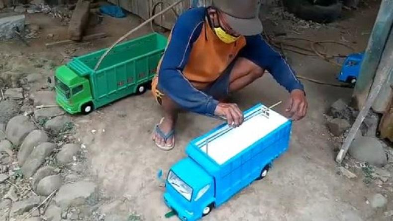 Hebat, Kakek di Kendal Ini Puluhan Tahun Setia Geluti Kerajinan Miniatur Truk 