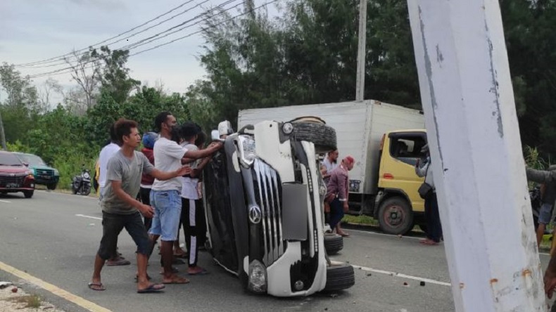 Minibus Hilang Kendali, Tabrak Lampu Jalan Dan Pengendara Motor