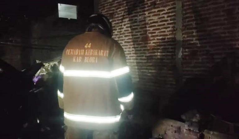title Rumah Warga di Blora Nyaris Ludes Terbakar gegara Bakar Ular Rumah Warga di Blora Nyaris Ludes Terbakar gegara Bakar Ular