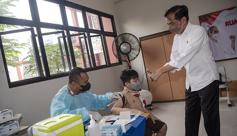 Momen Presiden Jokowi Kasih Dua Jempol untuk Anak yang Berani Disuntik Vaksin - Bagian 1