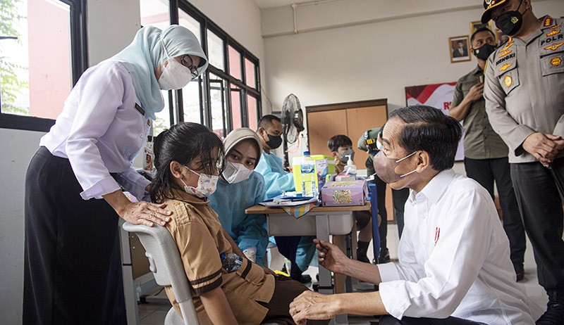 Momen Presiden Jokowi Kasih Dua Jempol untuk Anak yang Berani Disuntik Vaksin - Bagian 2