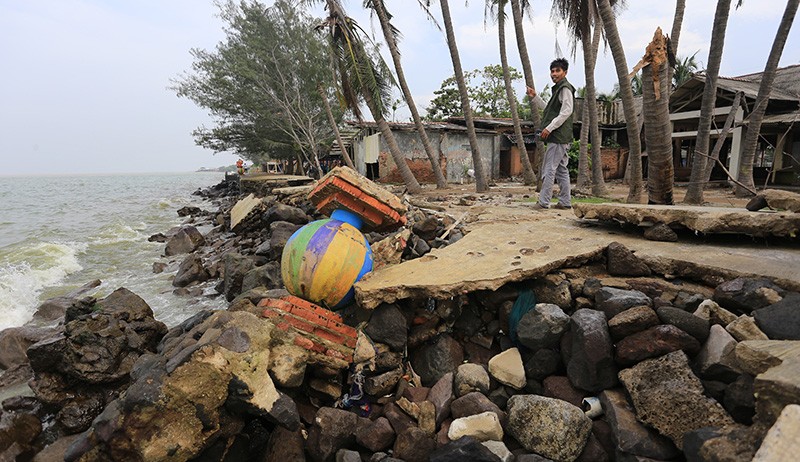 Bangunan Pesisir Pantai Indramayu Rusak akibat Abrasi - Bagian 2