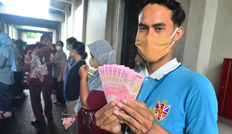 Wajah Semringah Puluhan Ribu Buruh Rokok di Kudus Dapat BLT Rp600.000 - Bagian 2