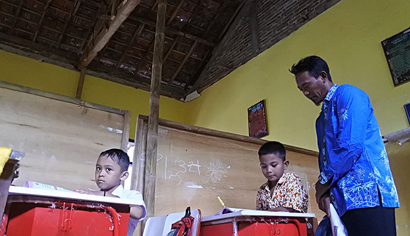 Potret Siswa SD Situbondo Belajar di Ruang Kelas yang Rusak - Bagian 2