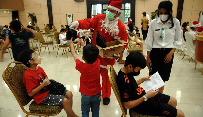 Sinterklas Bagi-Bagi Bingkisan kepada Anak yang Ikuti Vaksinasi Covid-19 - Bagian 1