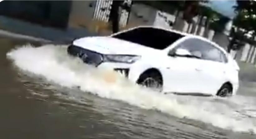 Apa yang Terjadi jika Mobil Listrik Terobos Banjir? Faktanya Mencengangkan