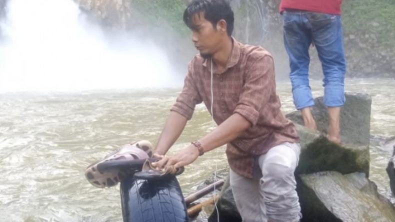 Ikut Mencari, Keluarga Temukan Ban dan Sandal Korban Kijang Innova Masuk Jurang